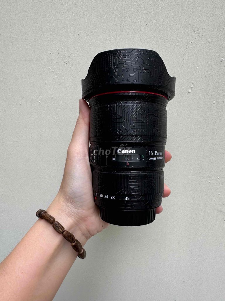 Canon EF 16-35mm F4 L IS USM nét chống rung tốt.