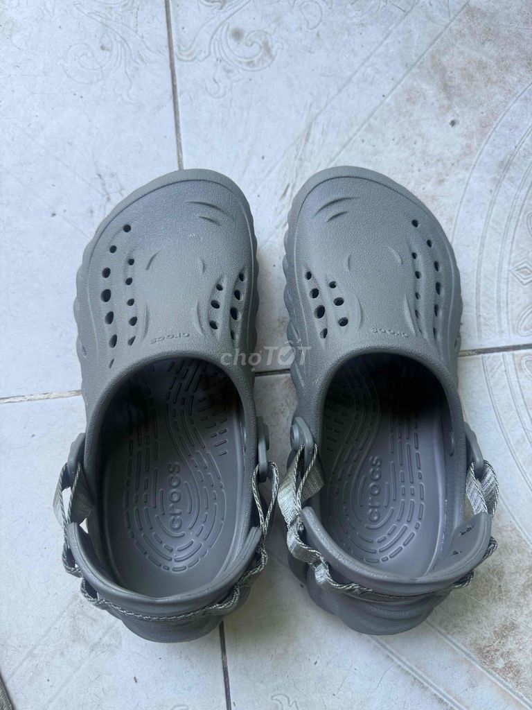 Crocs Dép Clog Xám US M3W5. Mua bán Giày dép tại Quận Liên Chiểu Đà Nẵng được đăng bởi Thang Vo hình 1