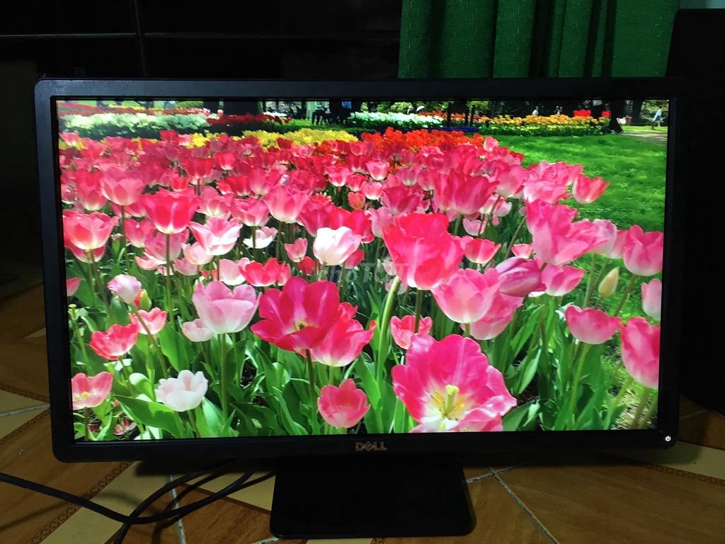 DELL led 23 inch full HD sáng đẹp, nền đen ánh nhẹ