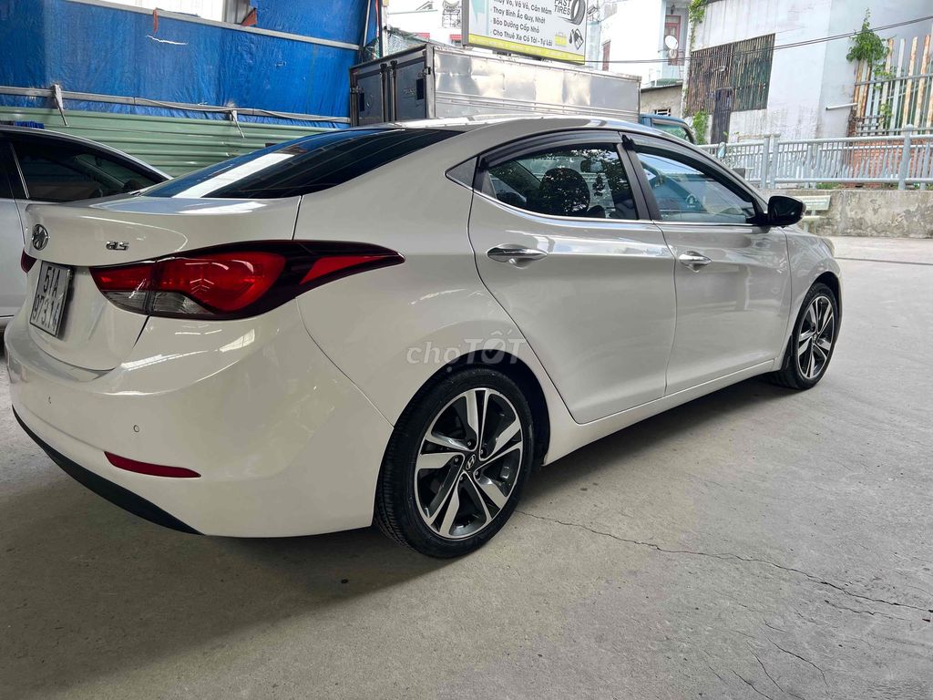 Hyundai Elantra 2014 белая 250.000 км