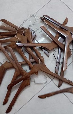 Thanh lý 50 chiếc móc gỗ treo quần áo. Mua bán Nội thất, đồ gia dụng khác tại Quận Hoàng Mai Hà Nội được đăng bởi chi