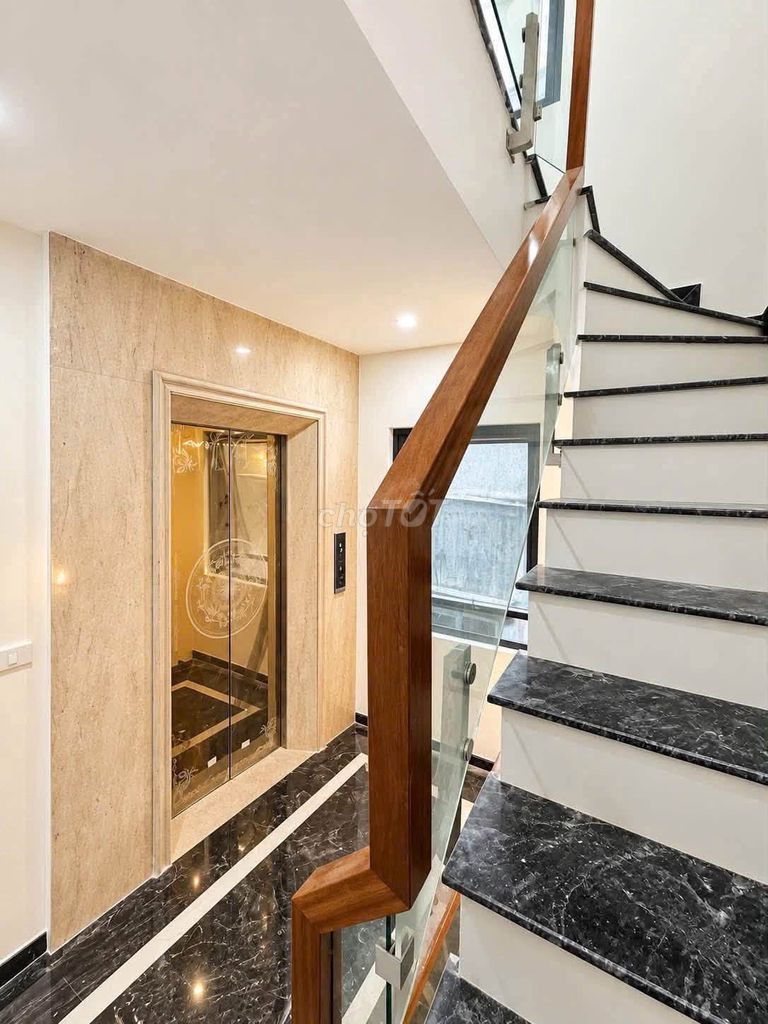Продам 8-этажный дом в Ким Ма, Ба Динь, избегая автомобилей, бизнеса