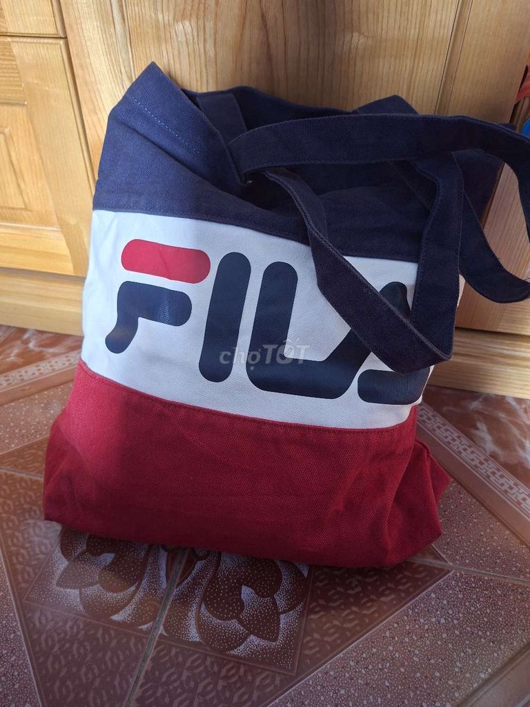 Túi tote Fila Vải Đỏ Trắng Xanh. Mua bán Túi xách tại Quận Tân Phú Tp Hồ Chí Minh được đăng bởi liem 2hand hình 1