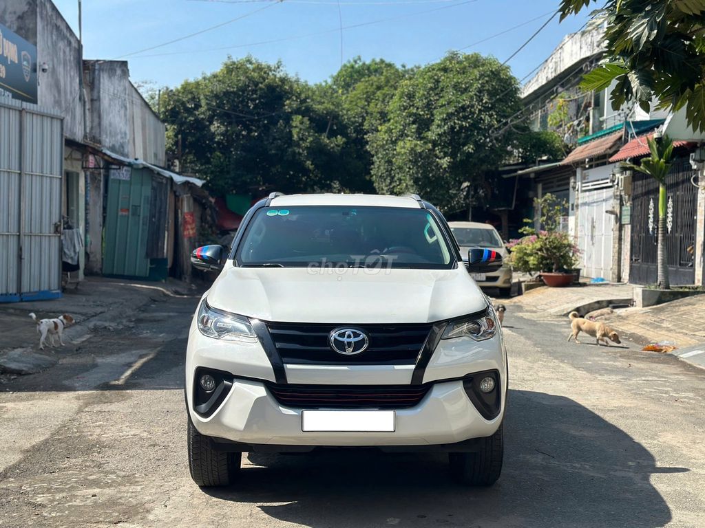 Toyota Fortuner 2020, số sàn, máy dầu, màu trắng.