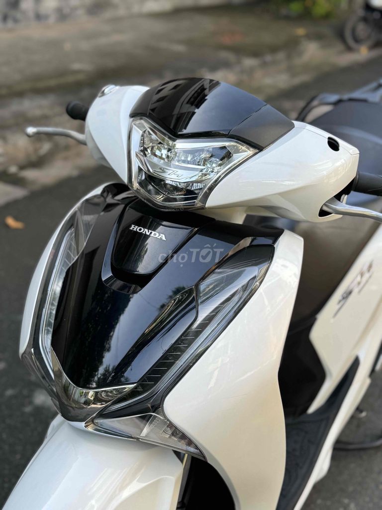 Honda SH 150i ABS 2018 Trắng đen 18000 km. Mua bán Xe máy tại Quận Gò Vấp Tp Hồ Chí Minh được đăng bởi CHXM 86 chuyên bán xe trả góp hình 4