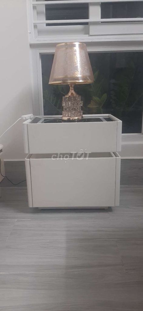 Đèn bàn Kim loại Thủy tinh Vàng đồng. Mua bán Đèn tại Quận 10 Tp Hồ Chí Minh được đăng bởi Carol Tran hình 1