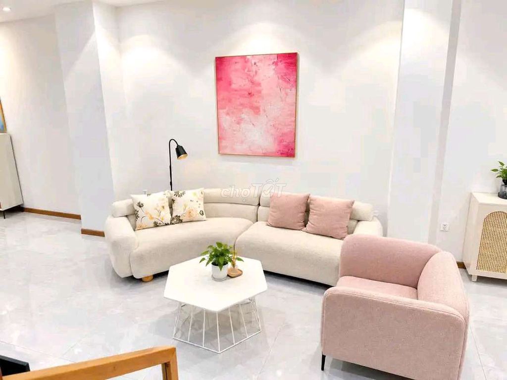 Таунхаус в Районе 2 Lakeview City, 1 этаж, 3 уровня, 4 спальни, 5 санузлов