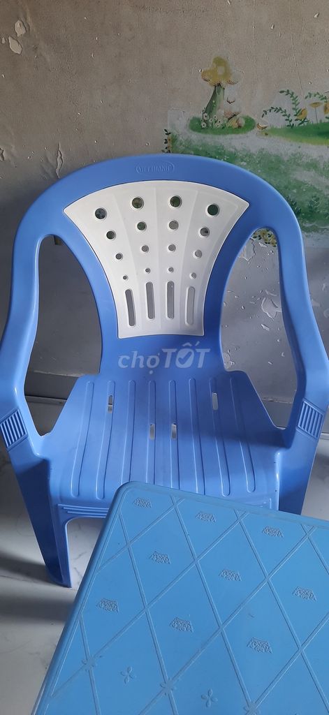 4 cái ghế dựa tay cầm xanh dương còn mới