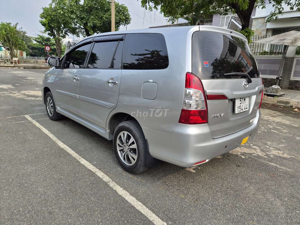 Серебристая 8-местная колода Toyota Innova 2.0E 2015 года.