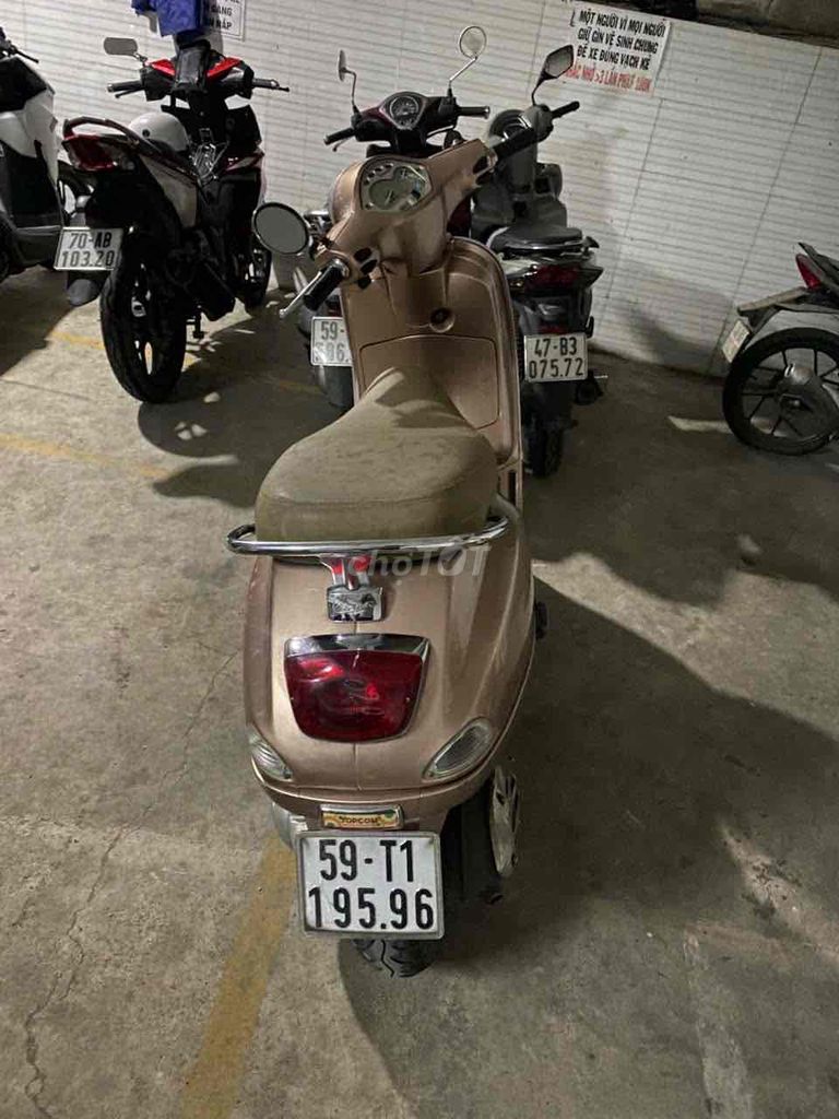 Piaggio Vespa FI 2011 коричневый Вьетнам