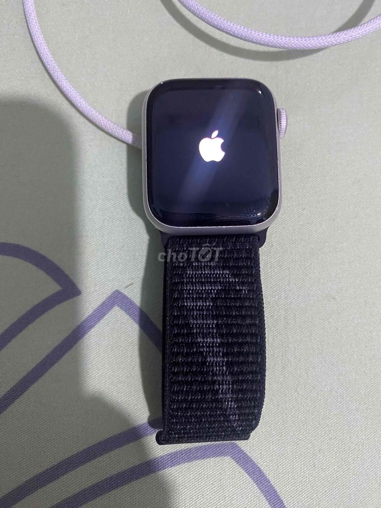 Apple Watch Series 4 NIKE 40mm Bạc Hư pin. Mua bán Thiết bị đeo thông minh tại Quận Bình Tân Tp Hồ Chí Minh được đăng bởi a Phước hình 1