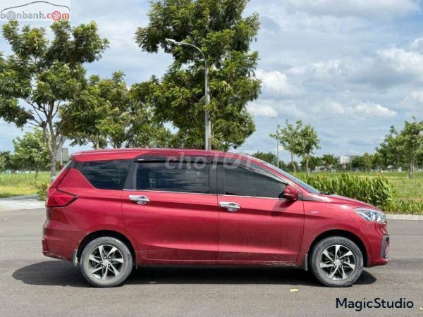 Красный Suzuki Ertiga на 7 мест
