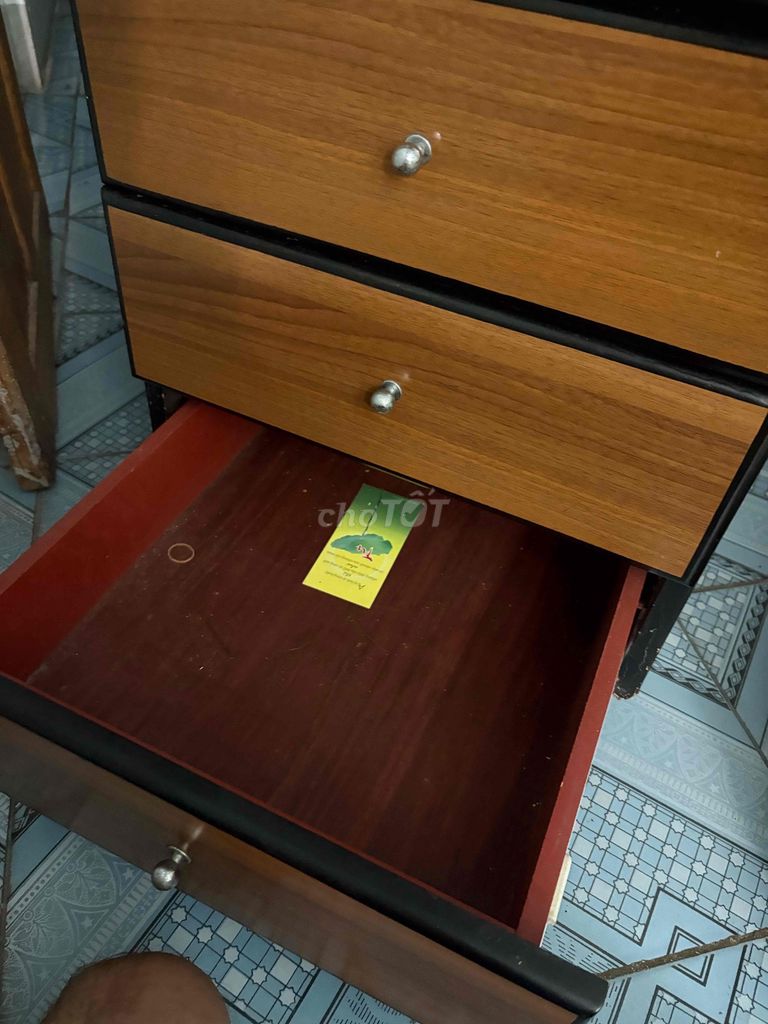 Tủ kéo gỗ nâu có bánh xe. Mua bán Tủ, kệ gia đình tại Thành phố Qui Nhơn Bình Định được đăng bởi Vũ hình 1