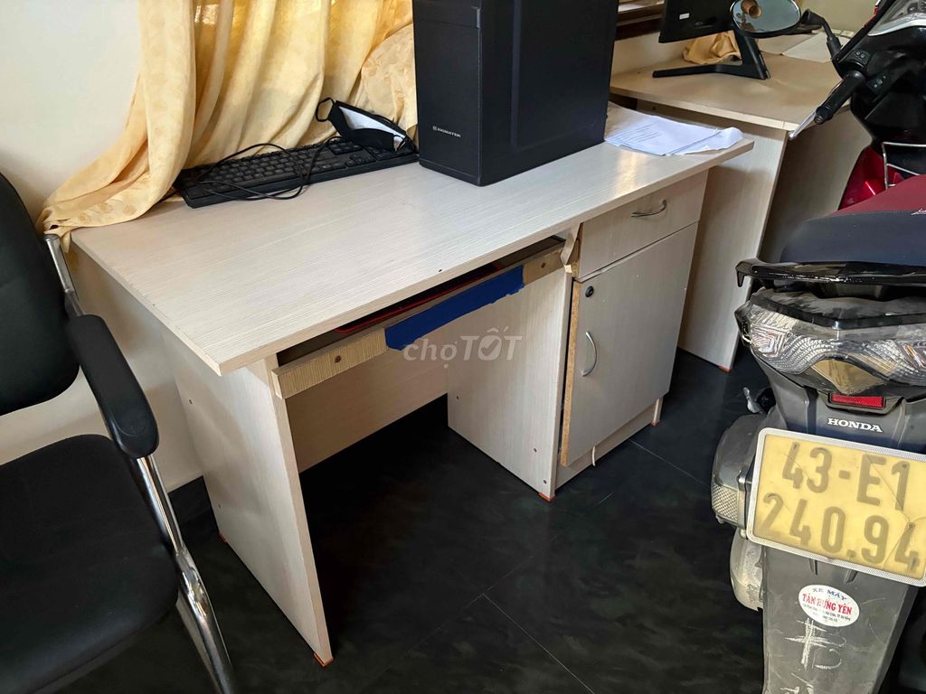 2 bàn văn phòng, thanh lý. Mua bán Đồ dùng văn phòng tại Quận Sơn Trà Đà Nẵng được đăng bởi nguyễn Thanh Tuấn hình 1