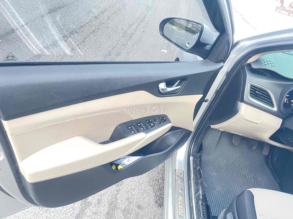 Hyundai Accent, серебристый седан