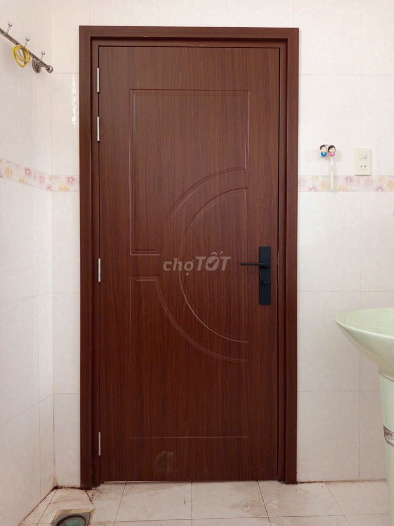 Cửa nhựa composite Huỳnh Gia Nâu vân gỗ lắp đặt. Mua bán Nội thất, đồ gia dụng khác tại Quận Bình Tân Tp Hồ Chí Minh được đăng bởi Cửa nhựa giả gỗ giá rẻ hình 1