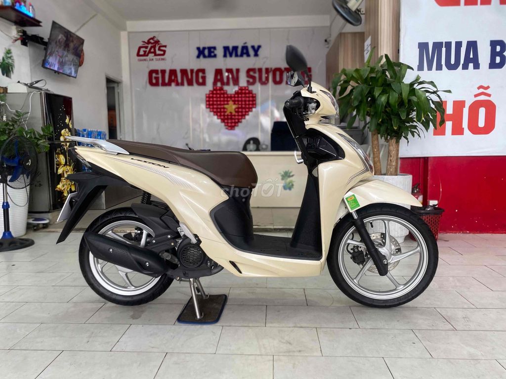 Honda Vision 110 đk 2024 màu vàng đen BSTP. Mua bán Xe máy tại Quận 12 Tp Hồ Chí Minh được đăng bởi Xe Máy Hoàng Giang An Sương  hình 4