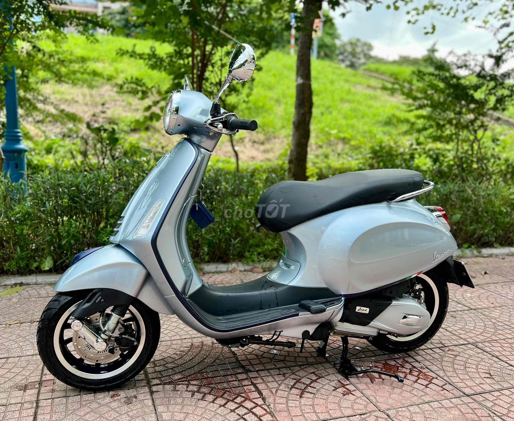 Xe máy Piaggio-Vespa 125 mới. màu xám. Xe CC