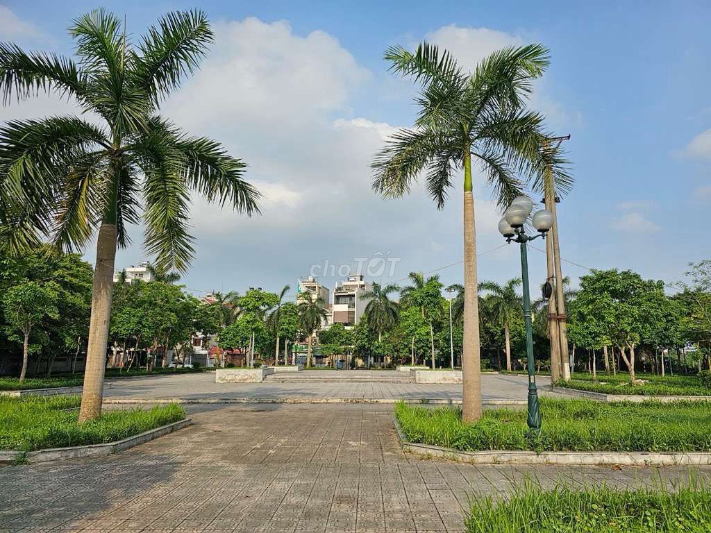 Chính chủ bán đất mặt công viên Thạch Bàn trung tâm Q Long Biên