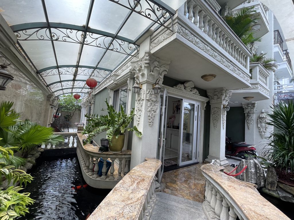 Villa quận 9, 1 trệt 2 lầu có sân thượng, hồ cá Koi, hệ thống an ninh