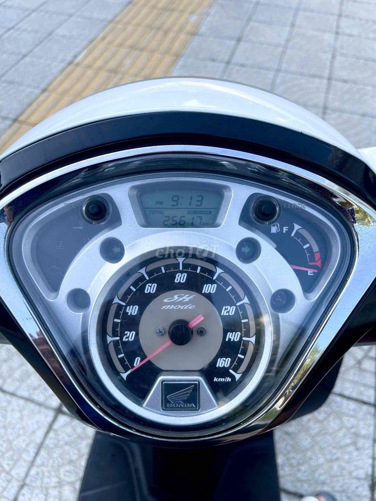 Модель Honda SH 2017, белый, черный, ключ Smakay