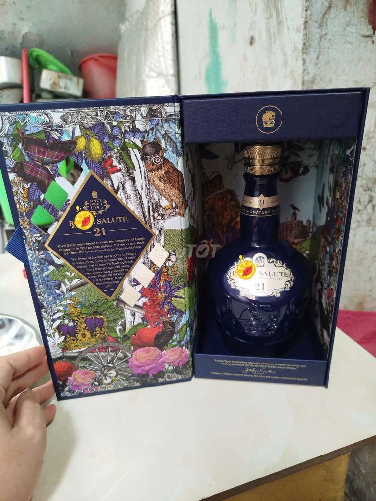 Vỏ chai rượu Royal Salute 21 Signature Blend. Mua bán Đồ sưu tầm, đồ cổ tại Thành phố Thuận An Bình Dương được đăng bởi Cục Vàng hình 1