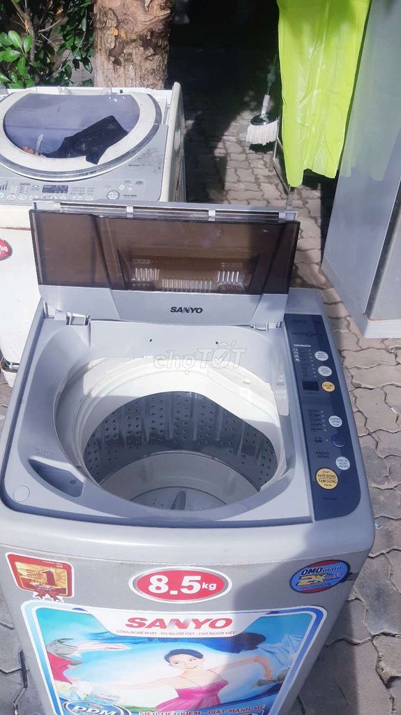 Cần thanh lý máy giặt sanyo 8,5kg còn rất đẹp