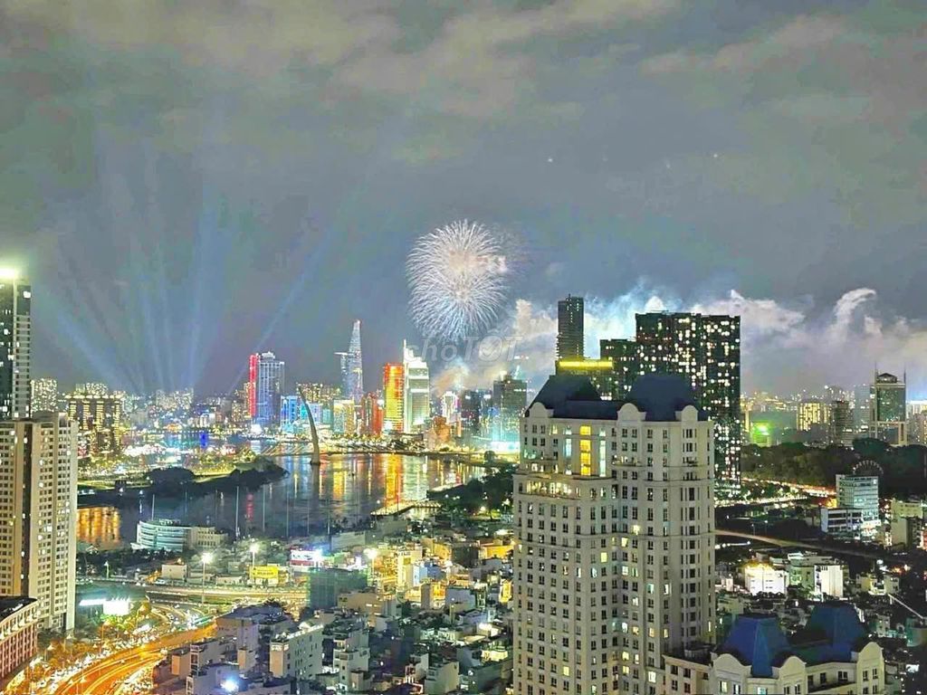 1-комнатная Vinhomes Central Park, вся мебель, вид на реку и Bitexco