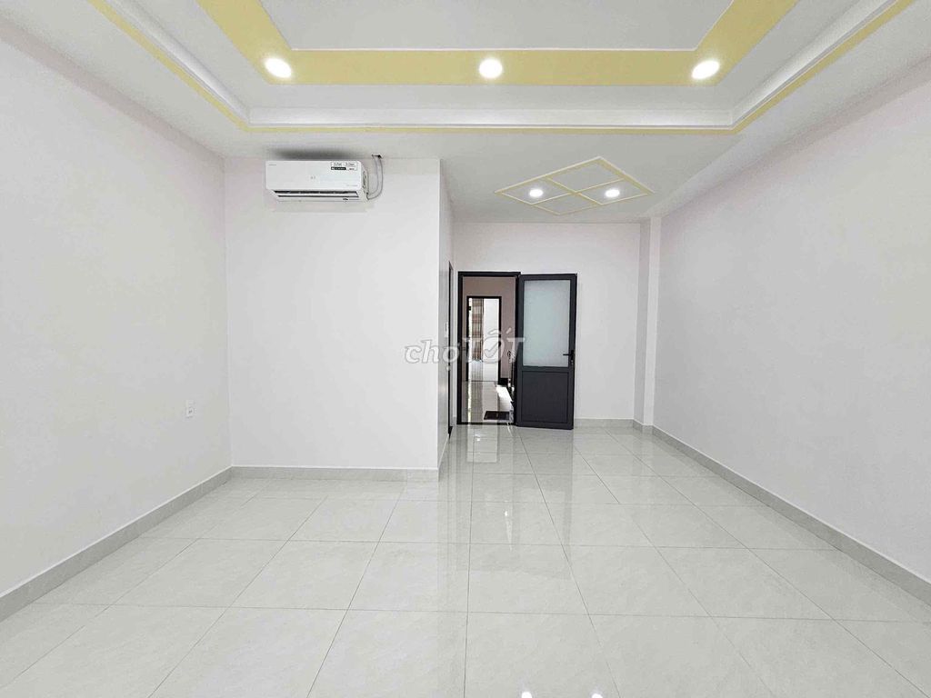 Văn phòng 20m2, có cửa sổ, thang máy, m. lanh, hầm xe. Giá 6 tr