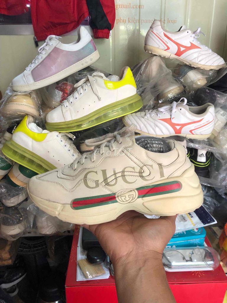 một em sneakers hiệu gucci size 41-42 đi OK