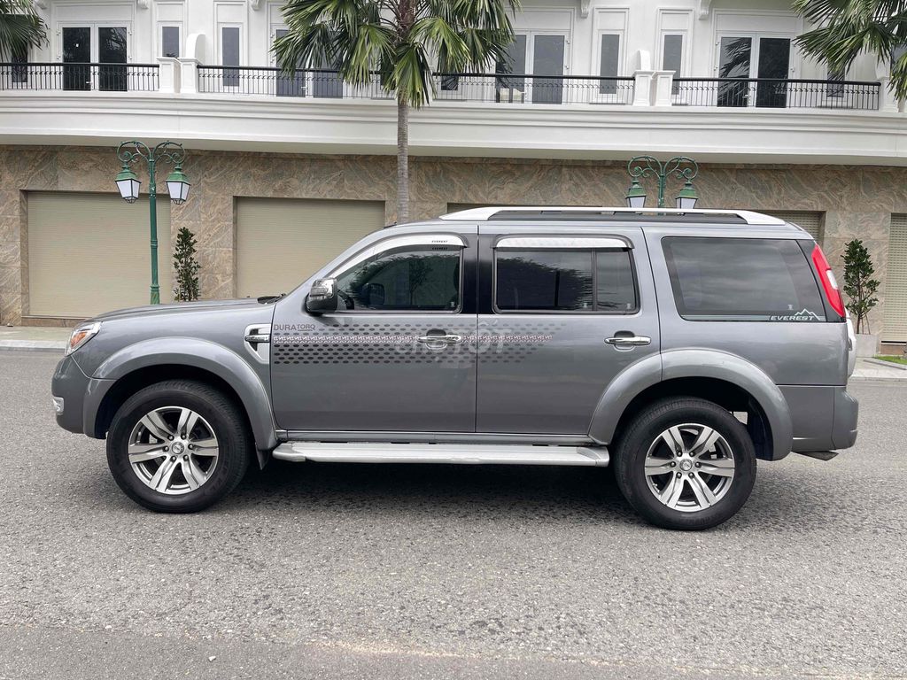 Ford Everest 2011 Серый Автомат. 7-местная масляная машина.