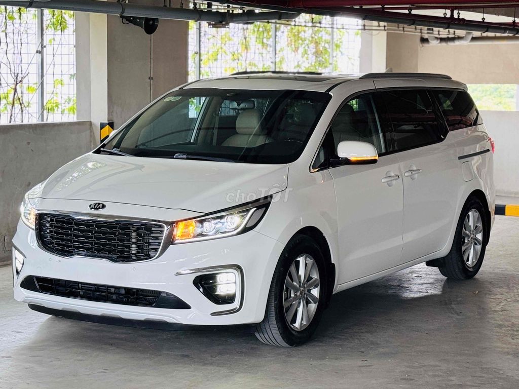 Kia Sedona 2019 2.2D платиновый белый/кремовый 105 000 км