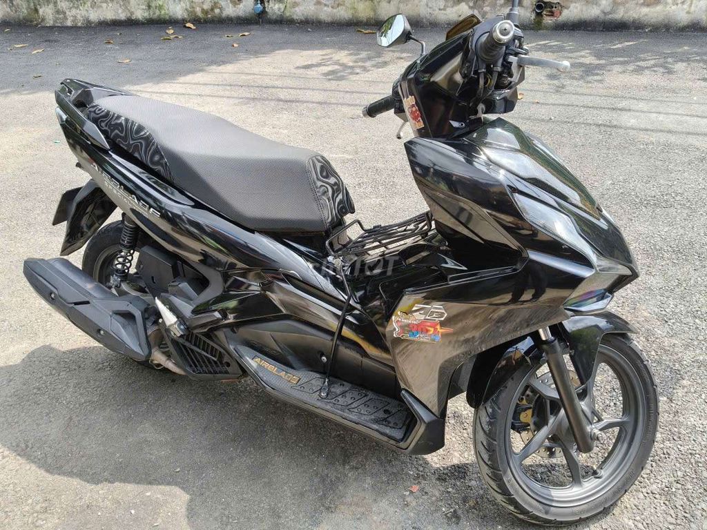 Черная тихая машина Honda Air Blade 2020