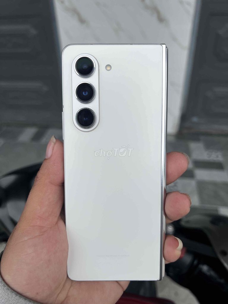 Samsung Fold 5 Trắng Màn hình gập. Mua bán Điện thoại tại Thành phố Sóc Trăng Sóc Trăng được đăng bởi Đạt Nè  Hihi hình 1