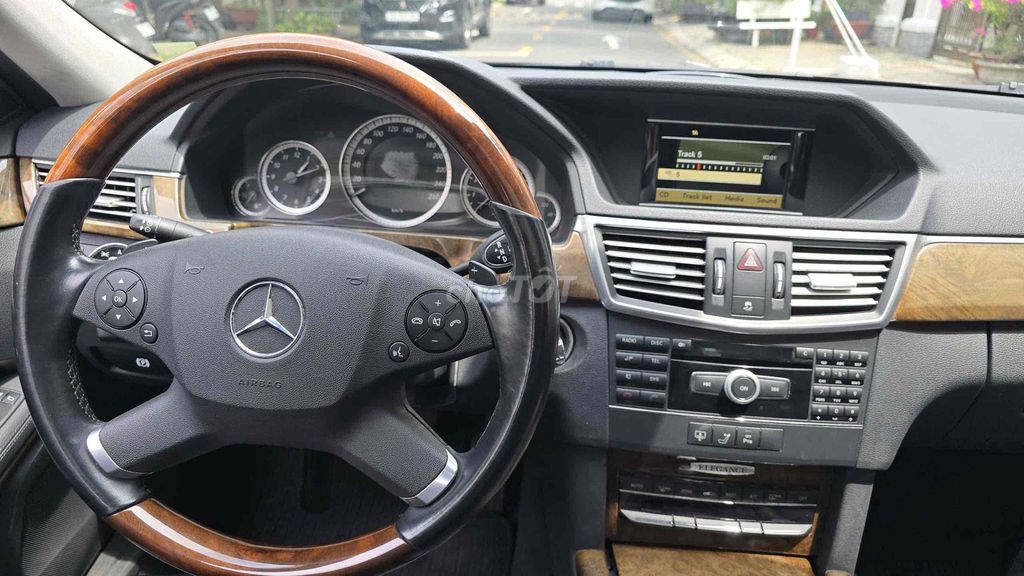 Mercedes Benz E Class 2010 - 63376 km. Mua bán Ô tô tại Quận Tân Bình Tp Hồ Chí Minh được đăng bởi Võ Thị Huyền Trâm hình 6