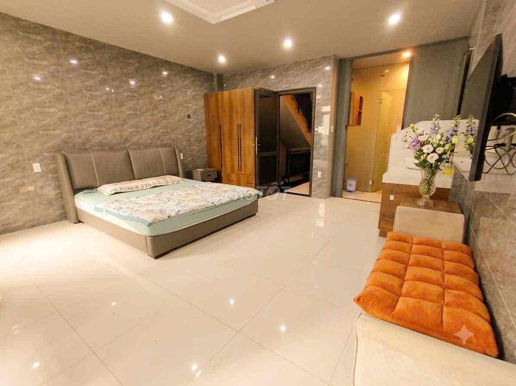 3-storey townhouse with a massage chair and shared pool — photo 6