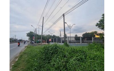 CẦN CHO THUÊ MẶT BẰNG ĐẤT TRỐNG DIỆN TÍCH LỚN, MẶT TIỀN Q1A
