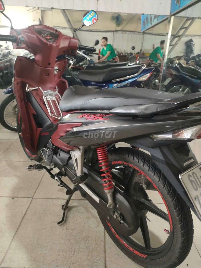 Wave rsx Fi xe dẹp ken máy rin rất êm. Mua bán Xe máy tại Thành phố Dĩ An Bình Dương được đăng bởi Cửa hàng xe máy Anh Khoa  hình 4