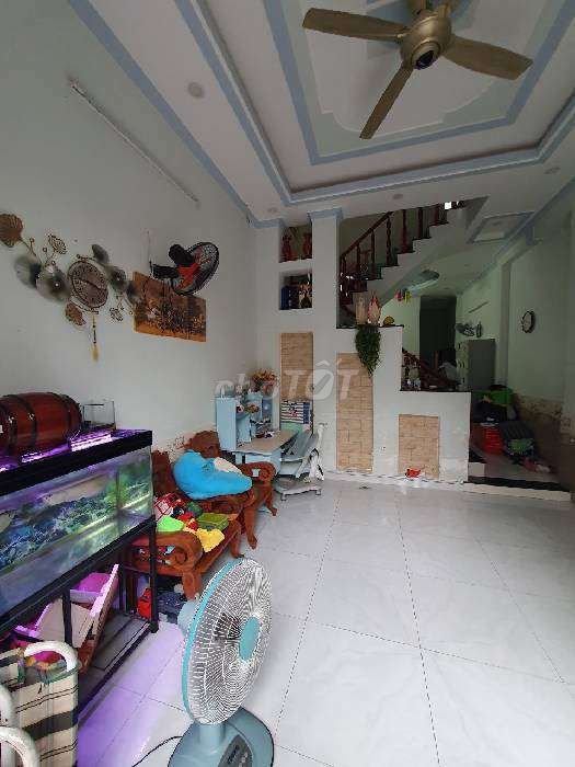 Bán nhà sát bên Phạm Văn Đồng 54m2 3 phòng ngủ đường 4m xe hơi đậu cửa