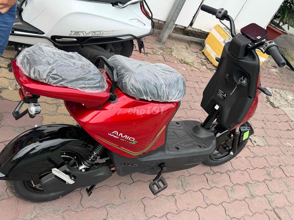 Электроскутер VinFast AMIO S красный