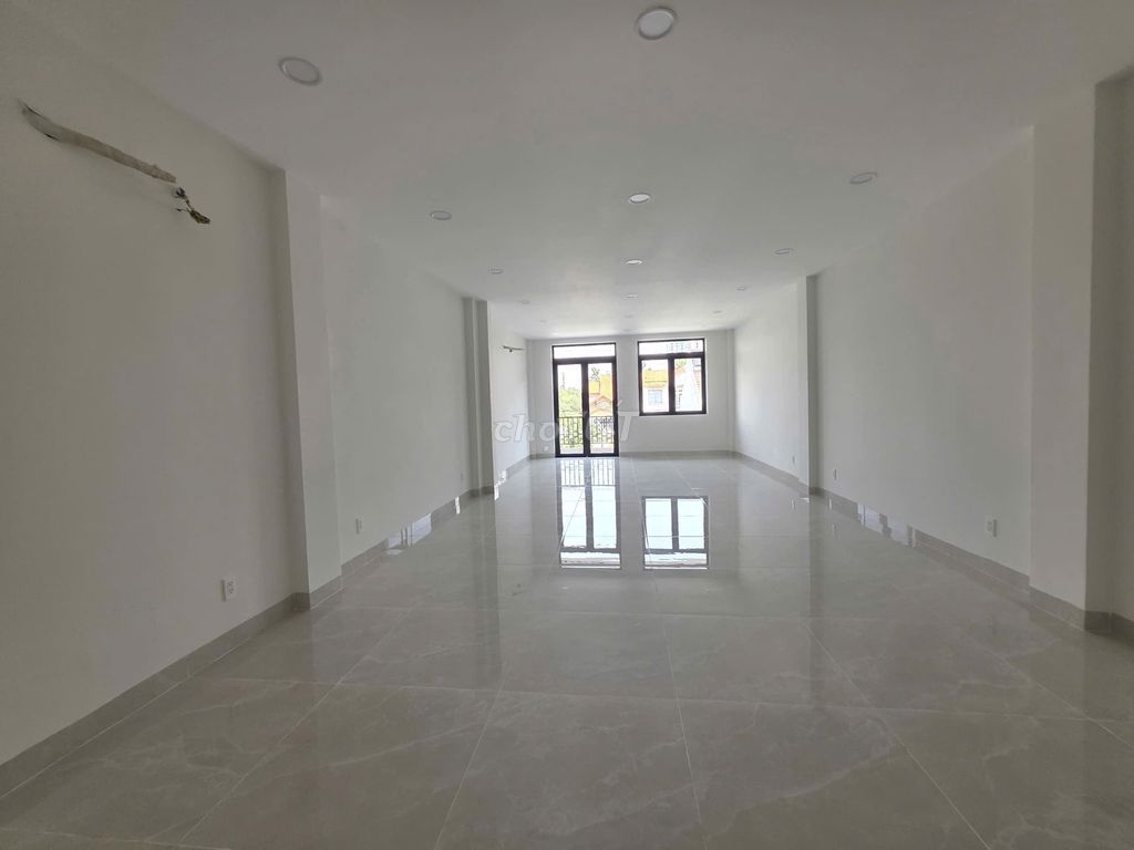 Дом на улице Cong Hoa, площадь: 5x20м, подвал, 4 этажа, с лифтом, в аренду