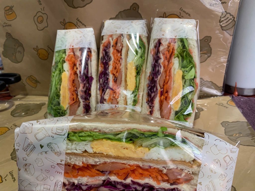 Sandwich trứng xúc xích