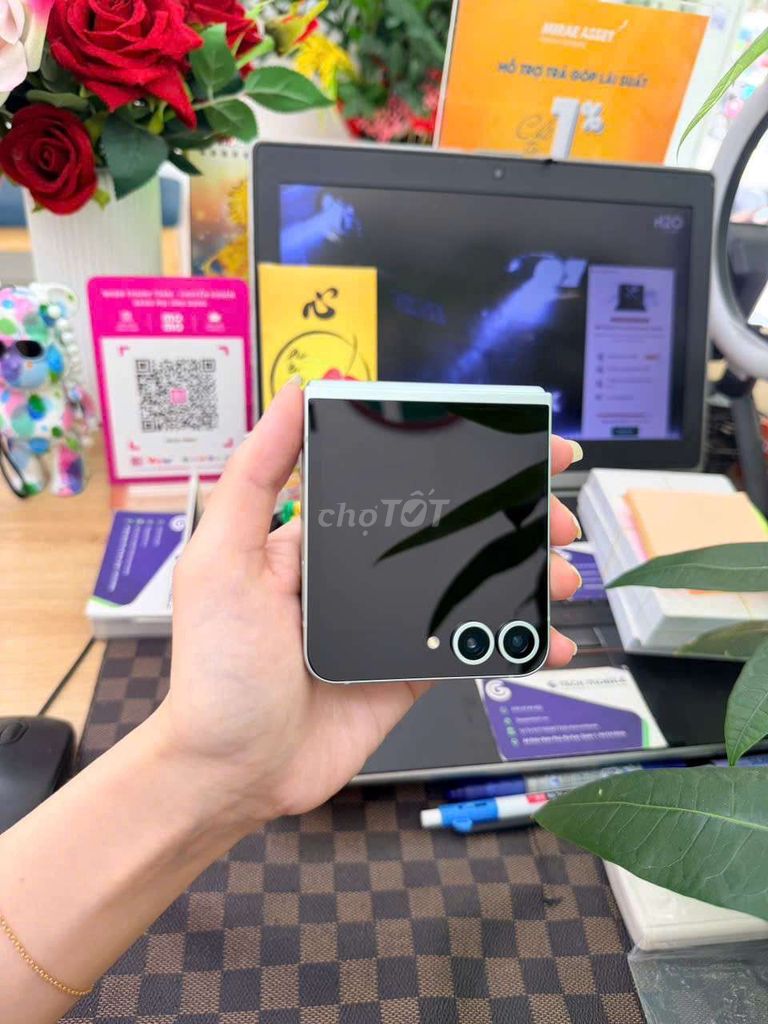 Samsung Galaxy Z Flip 5 256GB Trắng. Mua bán Điện thoại tại Quận 7 Tp Hồ Chí Minh được đăng bởi Minh phương hình 1