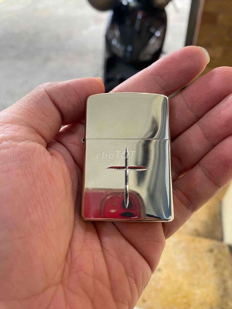 bật lửa zippo lacque Bạc . chủ đề tôn giáo !