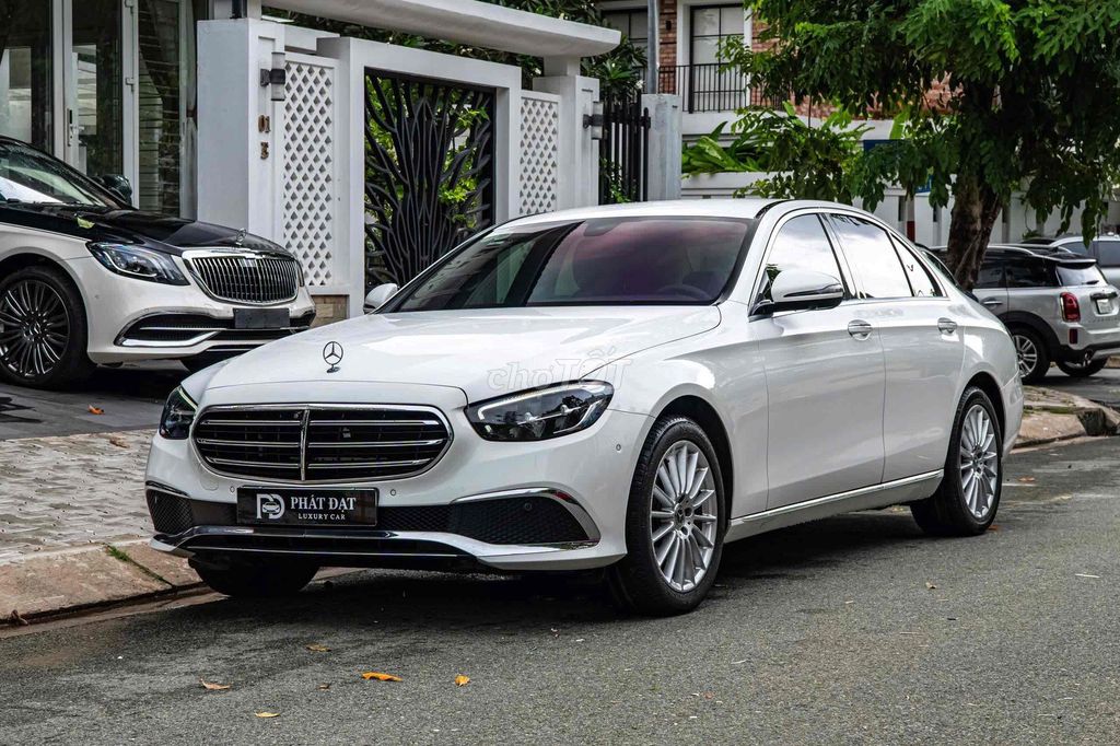 Mercedes E200 Exclusive 2023 белый 18 000 миль
