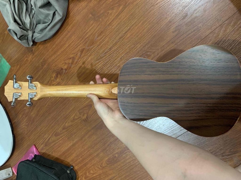 Mình cần bán lại cây Ukulele