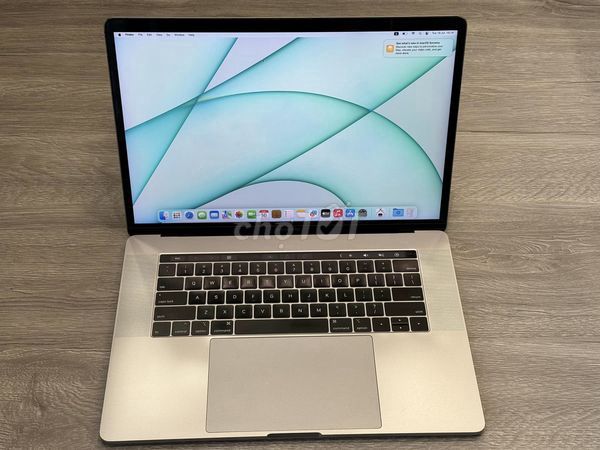 Macbook pro 15 inch i7/ 16G / 512G Radeon Pro 560X