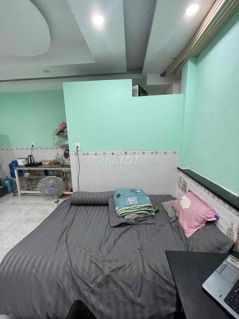 Phòng ban công mã L103 toilet riêng lối đi riêng