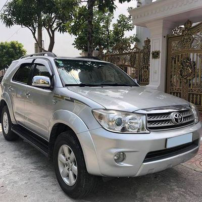 Toyota Fortuner 2011 số tự động máy xăng 2 cầu