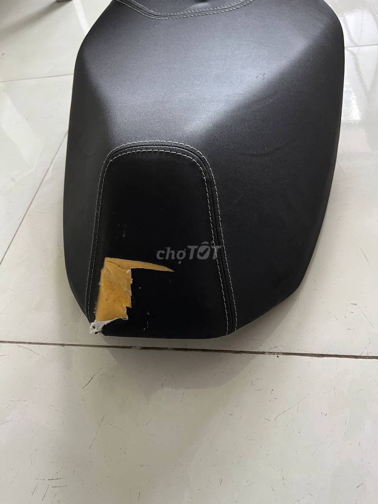 bộ yên xe / сидение для мотобайка Yamaha 155 v2. Mua bán Phụ tùng xe tại Thành phố Nha Trang Khánh Hòa được đăng bởi Arseniy Puzyrev hình 1